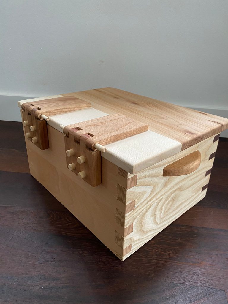 Kistje met zelfgemaakte houten scharnieren.